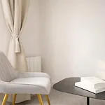 Marais Access - Premium Apartment For 4
